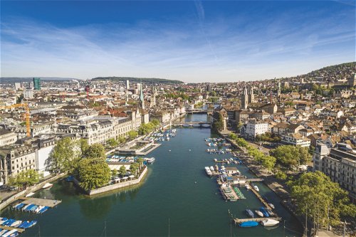 Die Reise entlang der Grand Tour of Switzerland startet in Zürich. Die Stadt ist geprägt von Wasser – vom See und von dessen abfliessendem Fluss, der Limmat.