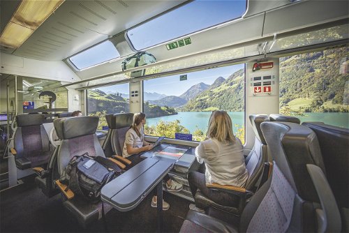 Die Reise mit dem Luzern-Interlaken Express vereint grossen Komfort mit spektakulären Aussichten.