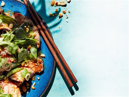 Asiatischer Schopfbraten-Salat mit Kräutern und Chilli