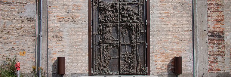 A four-meter-high bronze portal: the entrance to the congenial "Alchemist".