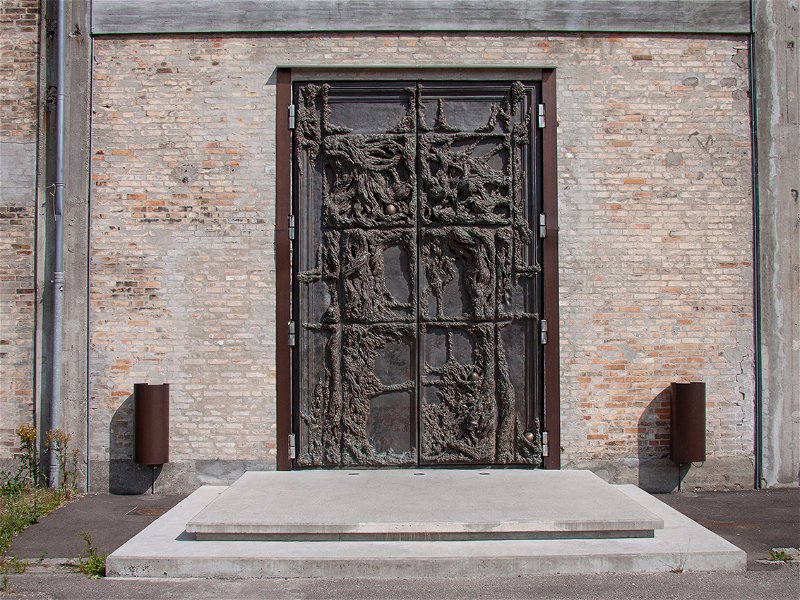 Ein vier Meter hohes Bronzeportal – der Eingang zum genialen »Alchemist«.