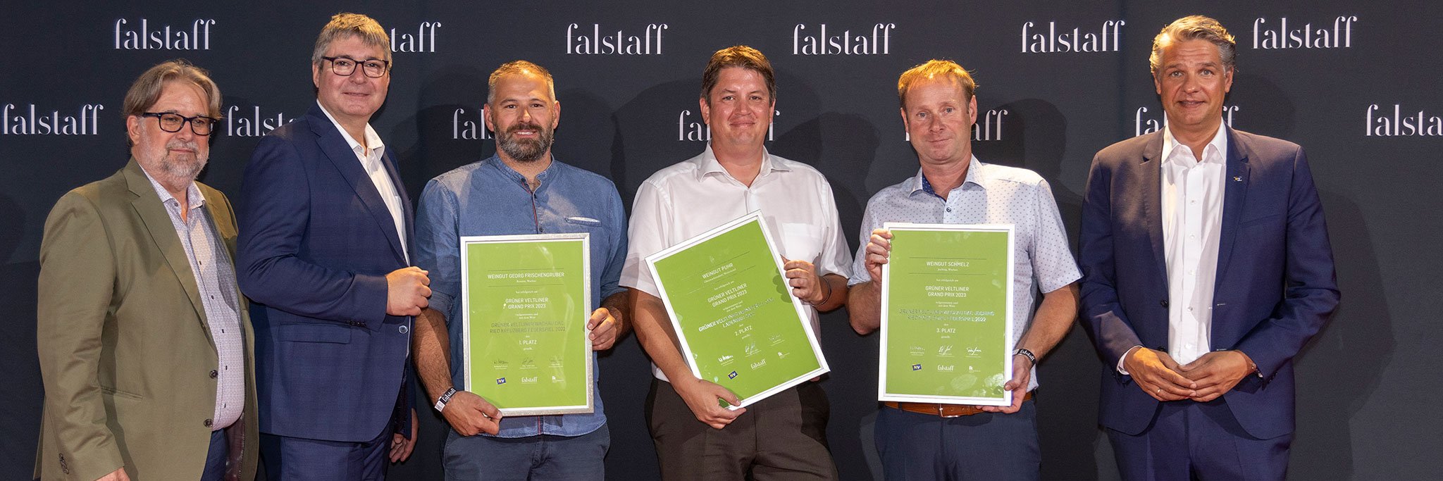 Falstaff Wein Chefredakteur Peter Moser (links), NÖ Weinbaupräsident Reinhard Zöchmann und Stefan Jauk, NÖ Versicherung, gratulierten den Siegern des »Grüner Veltliner Grandprix«.