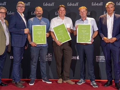 Falstaff Wein Chefredakteur Peter Moser (links), NÖ Weinbaupräsident Reinhard Zöchmann und Stefan Jauk, NÖ Versicherung, gratulierten den Siegern des  »Grüner Veltliner Grandprix«.