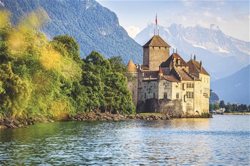 Die Wasserburg Schloss Chillon gehört zu den touristischen Highlights am Genfersee.