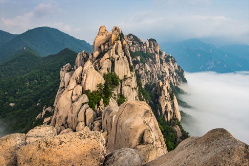 Wer den Gipfel des Ulsanbawi erklimmt, wird mit atemberaubenden Panoramaaussichten belohnt.