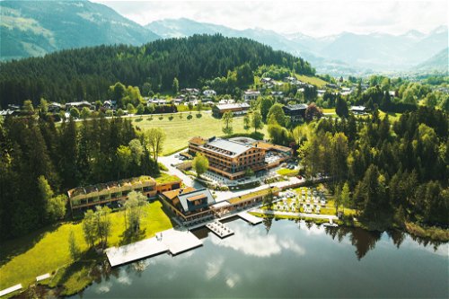 Urlaub für die Seele: Schon der Blick auf das Foto des »Alpenhotels Kitzbühel« am Schwarzsee entspannt. Und erst, wenn man tatsächlich dort ist …