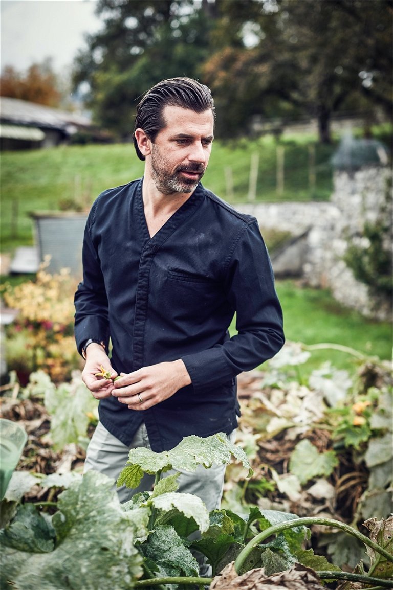 Der Bündner Drei-Sterne-Koch Andreas Caminada baut einen Teil der Produkte für seine Lokale im eigenen Garten an.