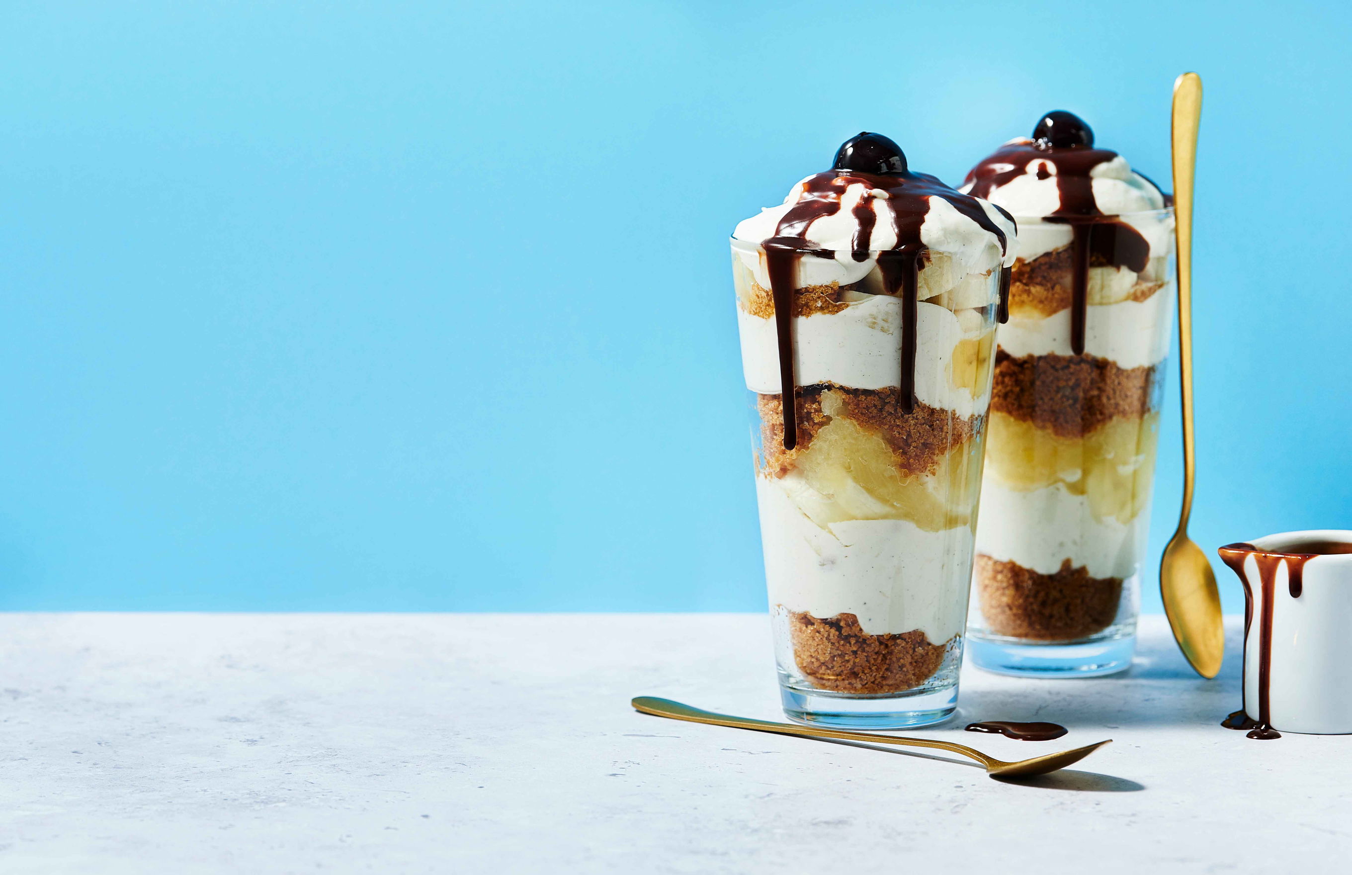 Bananensplit-Dessert mit Ananas und Schokosauce - Falstaff