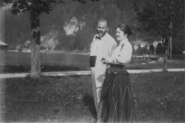 Friederike Maria Beer-Monti und Gustav Klimt im Sommer 1916 in Weißenbach am Attersee.
