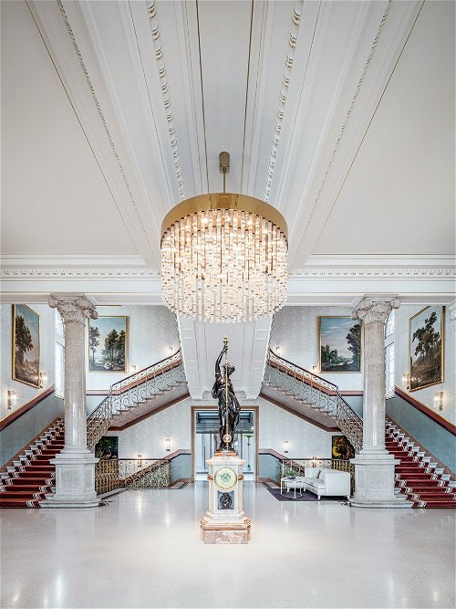 Seit 1899 ist «The Dolder Grand» die beste Adresse in Zürich. Auf Schritt und Tritt verwöhnt es seine Gäste mit ästhetischen Anblicken, etwa vor der opulenten Treppe im Haupthaus.