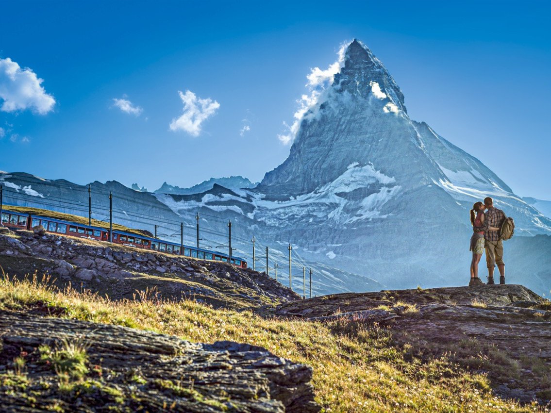 Gehört zu den berühmtesten Zahnradbahnen der Schweiz: Die Gornergrat Bahn. Sie bringt die Besucher von Zermatt auf den Gornergrat inmitten beeindruckender Berge und Gletscher – unter anderem dem legendären Matterhorn.