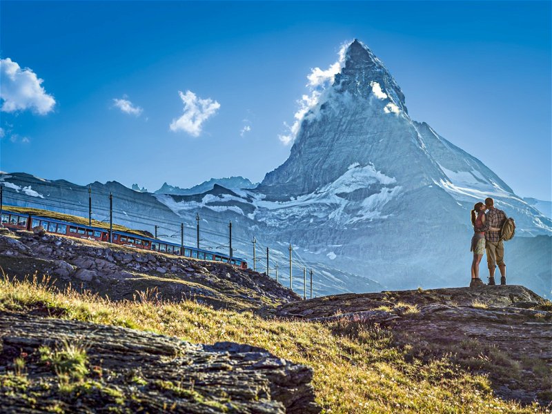 Gehört zu den berühmtesten Zahnradbahnen der Schweiz: Die Gornergrat Bahn. Sie bringt die Besucher von Zermatt auf den Gornergrat inmitten beeindruckender Berge und Gletscher – unter anderem dem legendären Matterhorn.