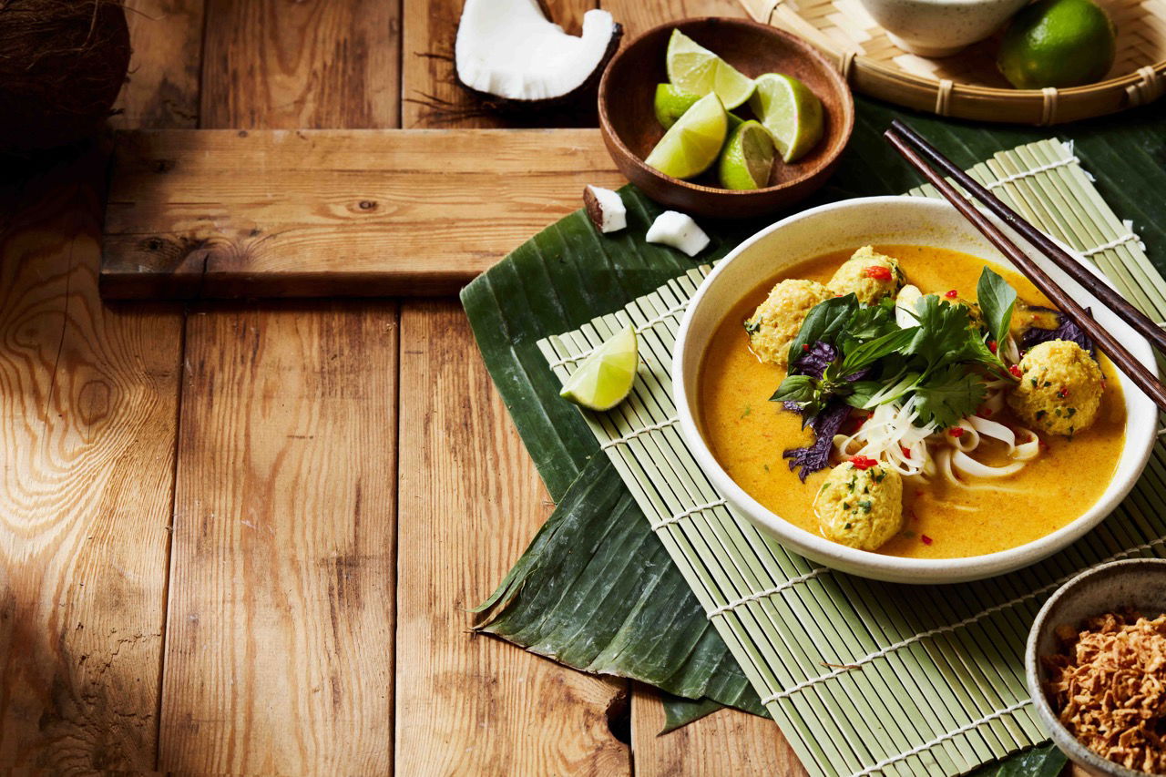 Kokosnuss-Laksa mit Koriander-Hühner-Bällchen - Falstaff