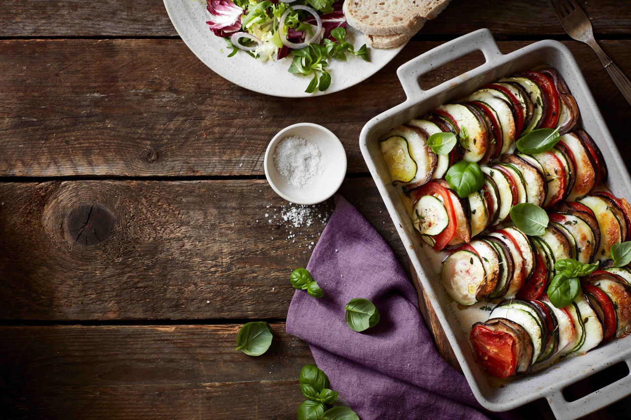 Mediterranes Gemüsegratin mit Mozzarella - Rezepte - Falstaff