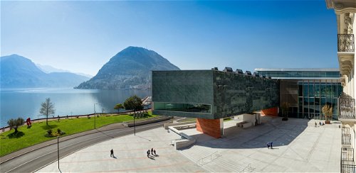 Das LAC Lugano Arte e Cultura – das Kunst- und Kulturzentrum der Stadt Lugano – hat sich den bildenden und darstellenden Künsten sowie der Musik verschrieben. Im Hintergrund zu sehen ist Luganos Hausberg, 
der Monte San Salvatore.