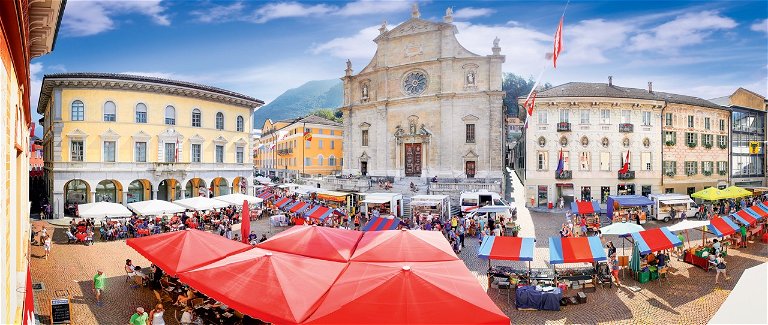 In der Tessiner Hauptstadt Bellinzona findet jeden Samstag ein grosser Markt statt. Frühaufsteher können schon ab 7.30 Uhr bummeln gehen.
