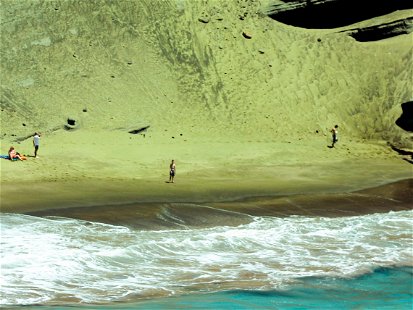 PapakÅ�lea (Green Sand Beach) in Big Island, Hawaii
