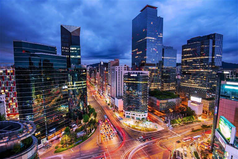 Die pulsierende Metropole Seoul ist bekannt für die futuristische Skyline, historischen Paläste und blühenden Straßenmärkte. 