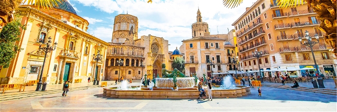 Die Plaza de la Virgen – samt Blick auf Valencias Kathedrale – gehört zu den bekanntesten Plätzen der drittgrößten Stadt Spaniens. 