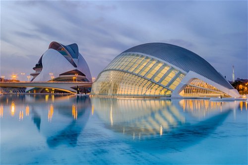 Der »Palast der Künste« (Palacio de las Artes Reina Sofía) – eins von Calatravas futuristischen Bauten – ist ein Opern- und Kulturhaus.