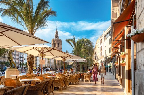 Die zentrale Plaza de la Reina bildet den Kern von Valencias Altstadt. Im Hintergrund erhebt sich »Miguelete«, der Glockenturm der berühmten gotischen Kathedrale und ein Wahrzeichen der Stadt.