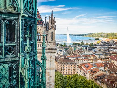 Genf in seiner vollen Pracht: Im Vordergrund die Spitzen der Kathedrale Saint-Pierre, im See der «Jet d’eau», ein Wahrzeichen der Stadt.
