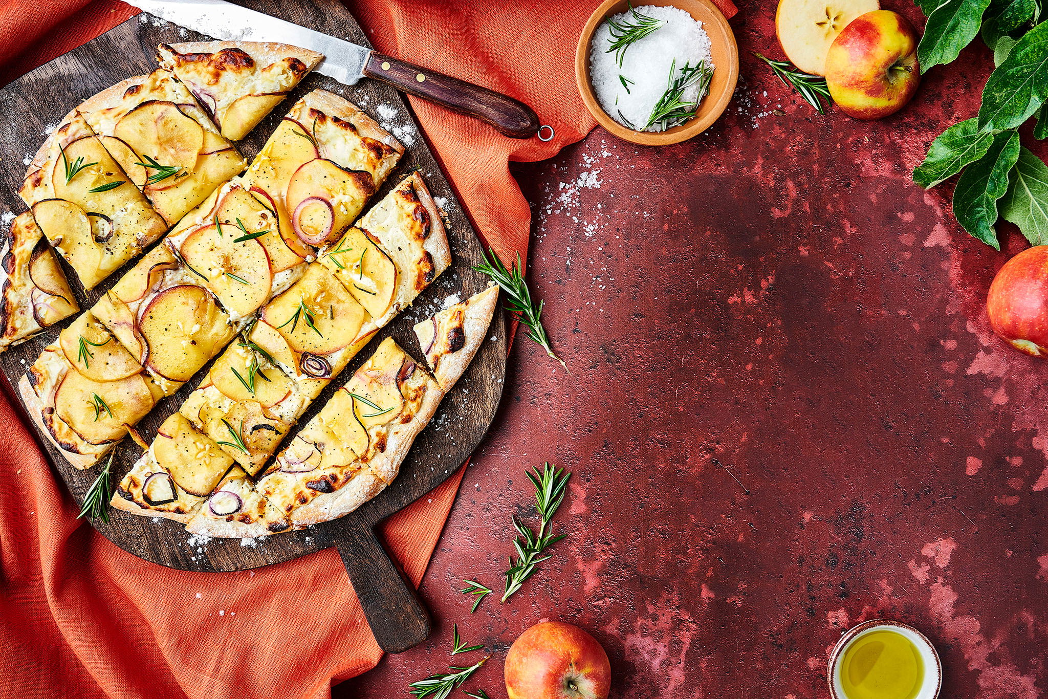 Apfel-Flammkuchen mit Bergkäse und Rosmarin - Rezepte - Falstaff