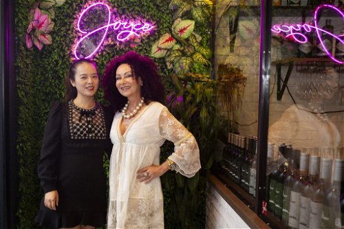 Eigentümerin Jessica Chen gemeinsam mit Christina »Mausi« Lugner.