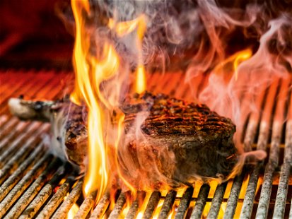 Dank des Profi-Grills aus den USA erhält das Fleisch in der »beef &amp; glory Steakerei« seine herrlich krosse Kruste. 