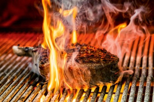 Dank des Profi-Grills aus den USA erhält das Fleisch in der »beef &amp; glory Steakerei« seine herrlich krosse Kruste. 