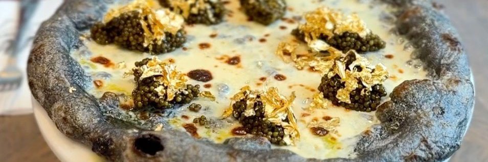 Kaviar und Blattgold treffen auf Teig und Käse. Das Ergebnis? Purer Luxus.