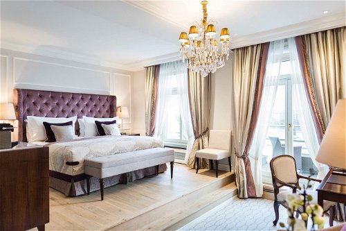 Die Einrichtung der 156 Zimmer und Suiten ist in höchstem Maße luxuriös, ohne protzig zu wirken.