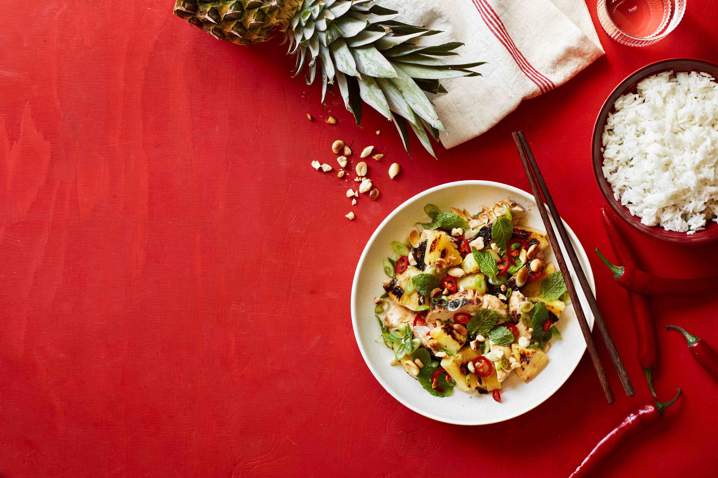 Huhn und Ananas gegrillt mit Erdnüssen, Minze und Kokoscreme - Rezepte ...