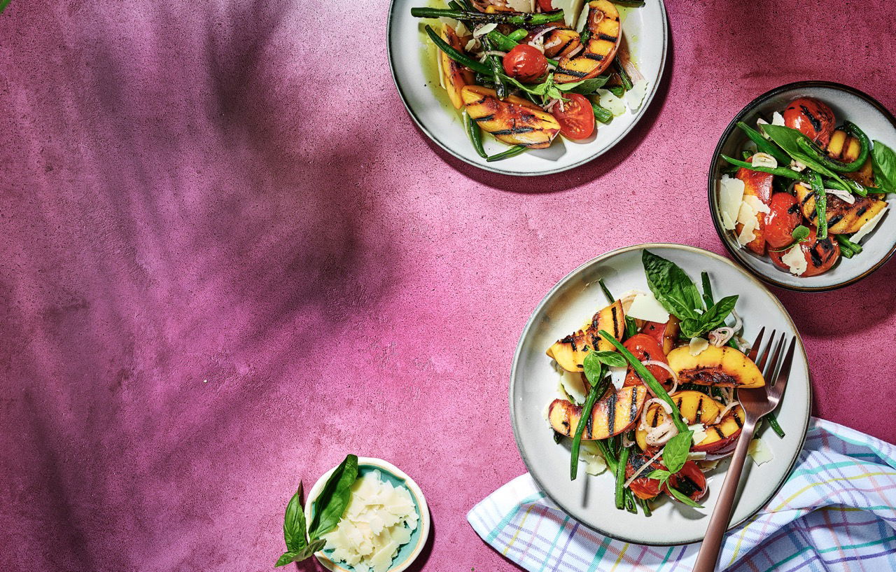 Gegrillte Fisolen mit Pfirsichen und Paradeissalat - Falstaff