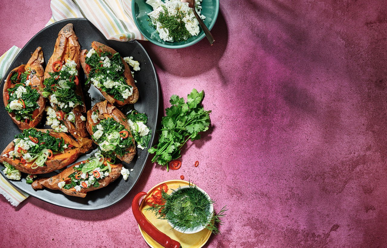 Süßkartoffeln aus der Folie mit Feta, Spinat und Limette - Falstaff