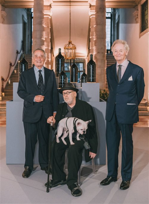 Ferdinando Frescobaldi (Präsident Ornellaia) mit Künstler Joseph Kosuth und Giovanni Geddes da Filicaja (CEO).