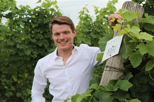 Roman Pfaffl Jr. freut sich über den Sieg im Jahrgang 2022 mit der Weinviertel DAC Reserve »Hommage«.