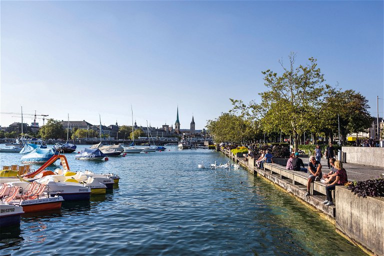 Die Seepromenade bei Zürich ist Naherholungsgebiet für die Bewohner der Stadt. Der See liefert aber auch kulinarisch viel Genuss.