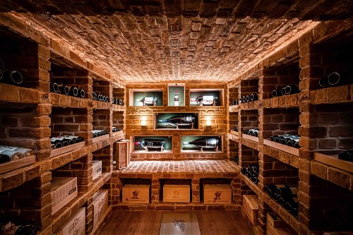 1200 Positionen und 120.000 Flaschen machen den Weinkeller des Hotels zu einem der bestausgestatteten in Europa.