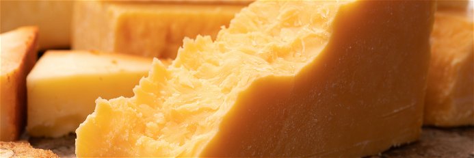 Junger Cheddar ist mild, weich und leicht cremig. Mit zunehmender Reife wird sein Geschmack herber und der Käseteig brüchiger, durchsetzt mit aromatischen Kalziumlaktat-Kristallen. 