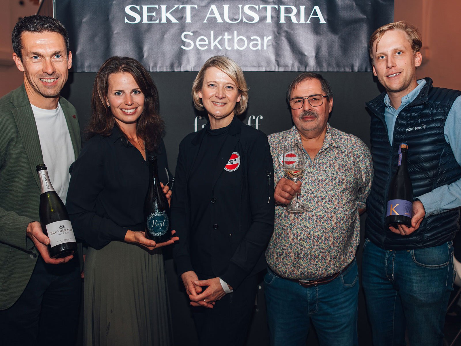 Dagmar Gross (Mitte) mit Mitgliedern von Sekt Austria.
