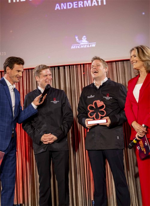 Die Executive Chefs Dominik Sato und Fabio Toffolon wurden direkt mit zwei Sternen ausgezeichnet und erhielten zudem den «Young Chef Award».
