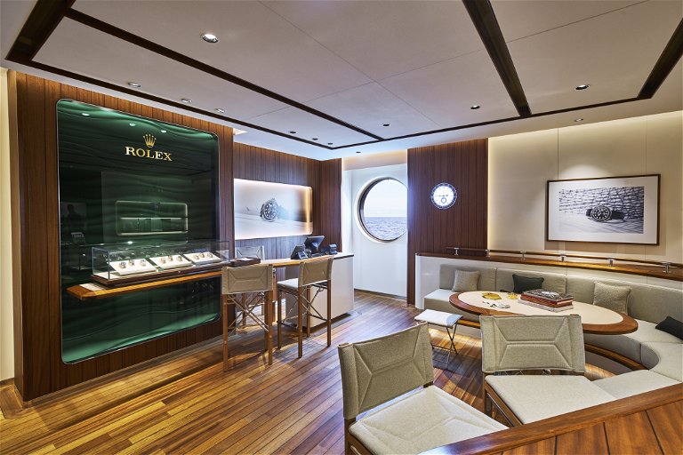 Rolex auf See – Auf der EXPLORA I hat die erste schwimmende Rolex-Boutique der Welt eröffnet.