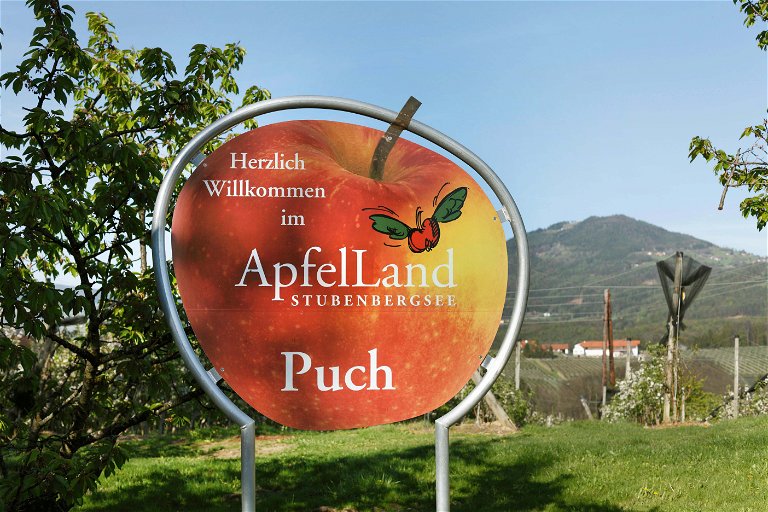 Das Apfelsymbol weist den Weg zu den fruchtigen Schätzen der 
Höfe in Puch.