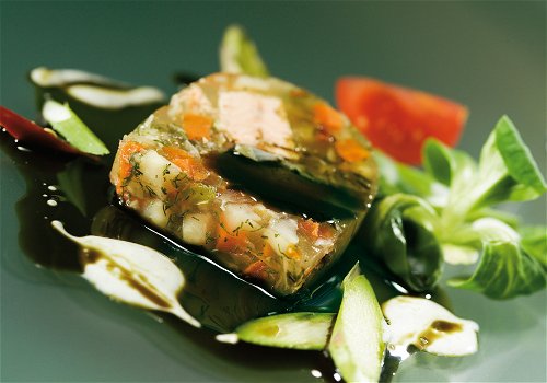 Ob Fischsulz oder 
Backhendlsalat: Für 
einen Liter Kiendler-Kernöl 
werden zwischen zweieinhalb und 
drei Kilo Kürbiskerne benötigt. 