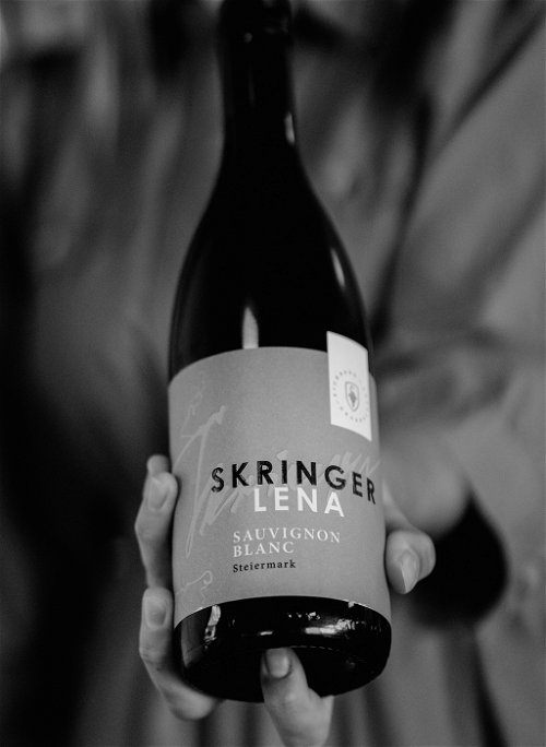 Sauvignon Blanc by LENA heißt dieser Wein mit feiner Würze im Duft und leichten Anklängen an Cassis und Exotik.