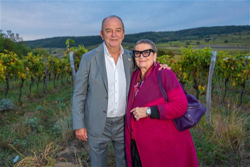 33 Jahre Weingut Hillinger Jubiläum, Weingut Leo Hillinger, Jois, Burgenland, 17.10.2023,
- 
Herbert PROHASKA mit Ehefrau Elisabeth