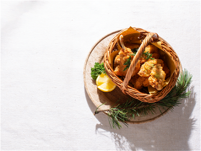 Das Backhendl, der Inbegriff der steirischen Wirtshauskultur, wird sehr gerne auch in einem schönen Körbchen auf den Tisch gebracht. Food-Sharing mit langer Tradition.