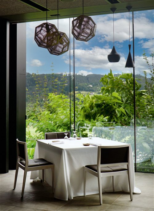 Das Restaurant liegt in den Bergen um Larrabetzu, umgeben von üppigem Grün und einer wunderschönen Landschaft.