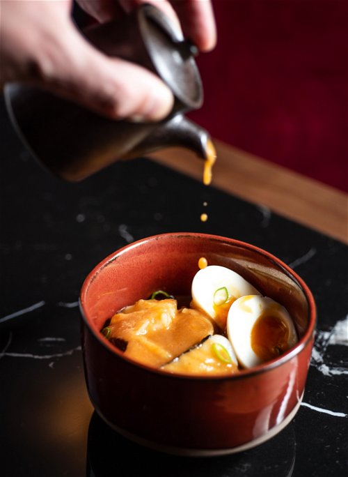 Mit dem »NKO« im Hotel »Radisson Collection« in Bilbao bringt Atxa seine baskische Heimatküche mit der Kulinarik Japans zusammen, der er seit seiner ersten Japan-Reise vor 15 Jahren verfallen ist.